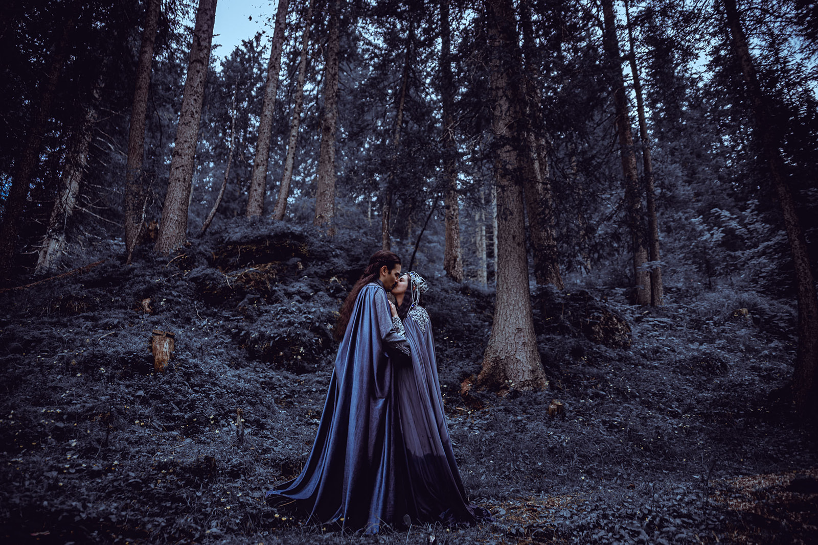 Dolomites elopement photographer - fantasy elopement in the forest, couple dressed in blue, Tolkien inspired gowns