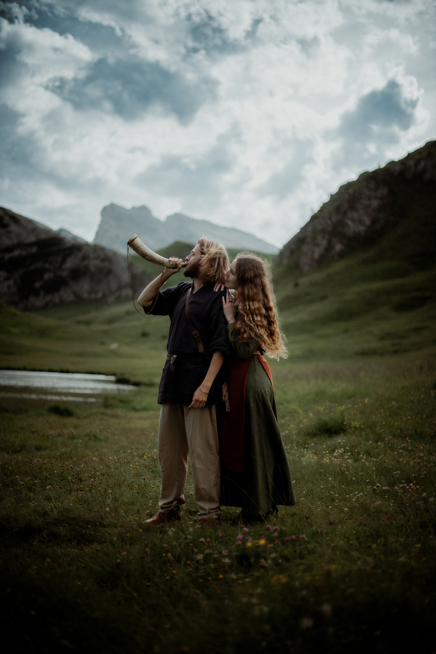 Persone in abiti norreni in mezzo alla natura