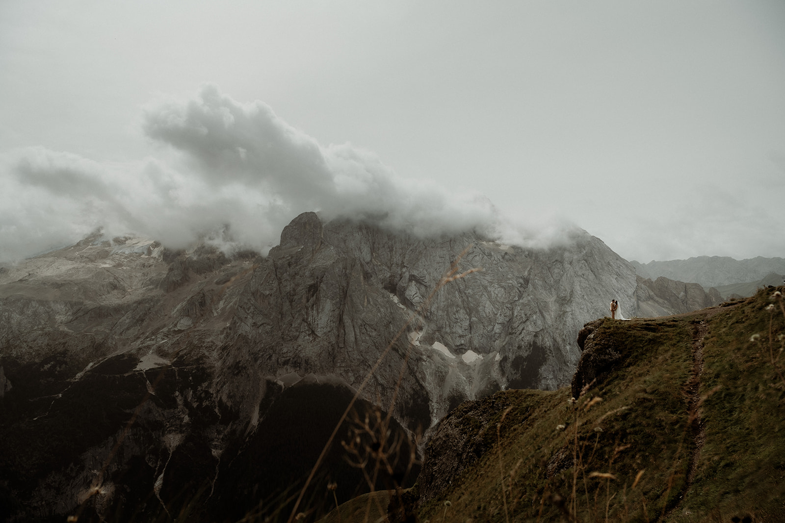 matrimonio celtico di fronte a una enorme montagna nelle dolomiti